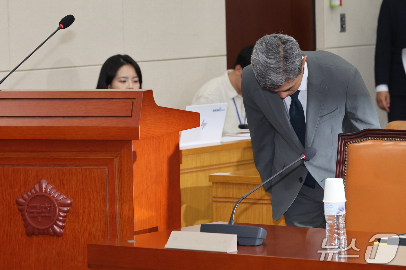 (서울=뉴스1) 황기선 기자 = 강신철 국방부 장관 후보자가 16일 오전 서울 여의도 국회 국방위원회에서 열린 인사청문회에서 고개 숙여 인사하고 있다. 2026.9.16/뉴스1