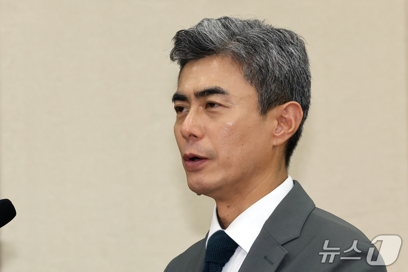 (서울=뉴스1) 황기선 기자 = 강신철 국방부 장관 후보자가 16일 오전 서울 여의도 국회 국방위원회에서 열린 인사청문회에서 인사말을 하고 있다.  2026.9.16/뉴스1
