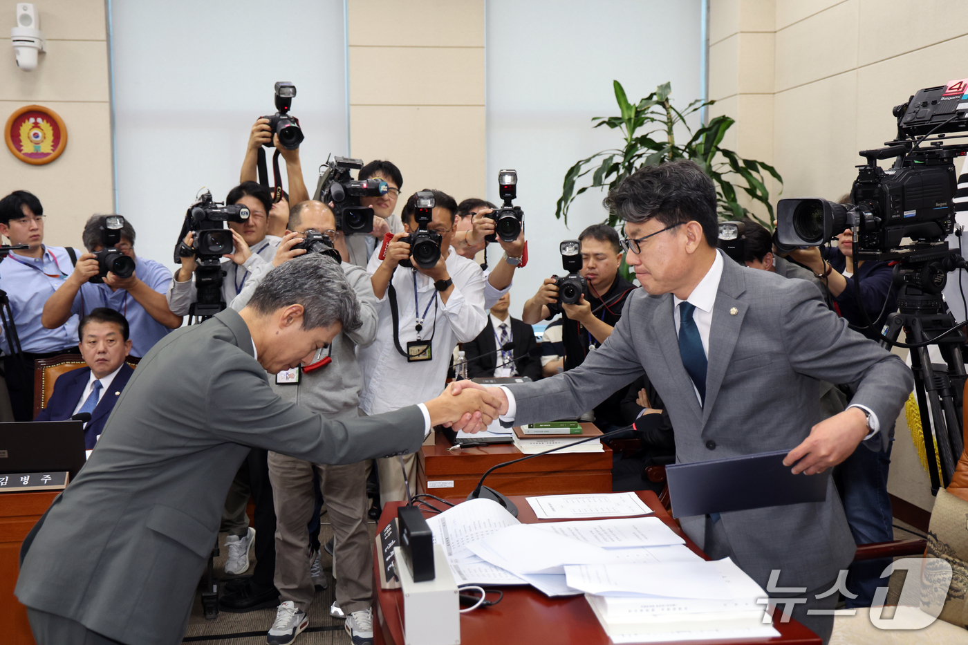 (서울=뉴스1) 황기선 기자 = 강신철 국방부 장관 후보자가 16일 오전 서울 여의도 국회 국방위원회에서 열린 인사청문회에서 선서문을 진성준 위원장에게 전달 후 악수하고 있다. …