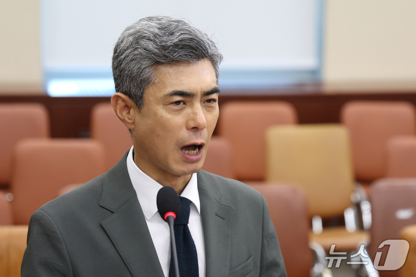 (서울=뉴스1) 황기선 기자 = 강신철 국방부 장관 후보자가 16일 오전 서울 여의도 국회 국방위원회에서 열린 인사청문회에서 인사말을 마치고 인사하고 있다. 2026.9.16/뉴스 …