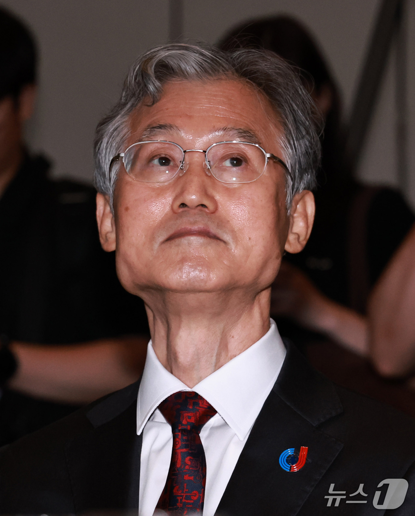 (서울=뉴스1) 구윤성 기자 = 조희대 대법원장이 16일 서울 용산구 그랜드하얏트 호텔에서 열린 제1회 세종법률문화상 시상식에 참석해 생각에 잠겨 있다. 2026.9.16/뉴스1