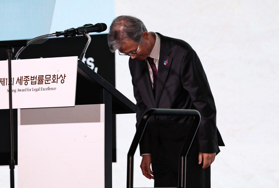 인사하는 조희대 대법원장
