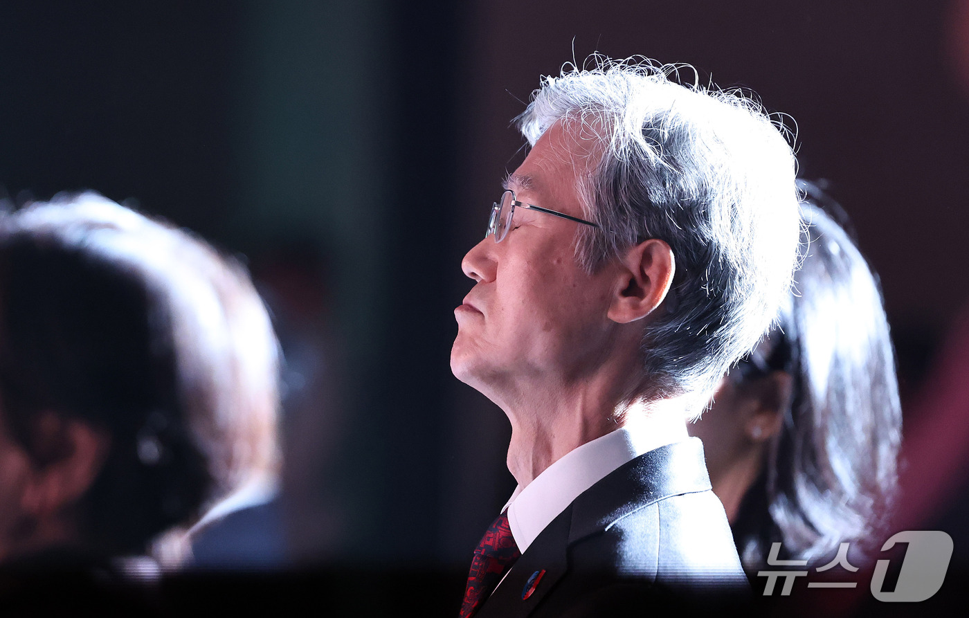 (서울=뉴스1) 구윤성 기자 = 조희대 대법원장이 16일 서울 용산구 그랜드하얏트 호텔에서 열린 제1회 세종법률문화상 시상식에 참석해 생각에 잠겨 있다. 2026.9.16/뉴스1