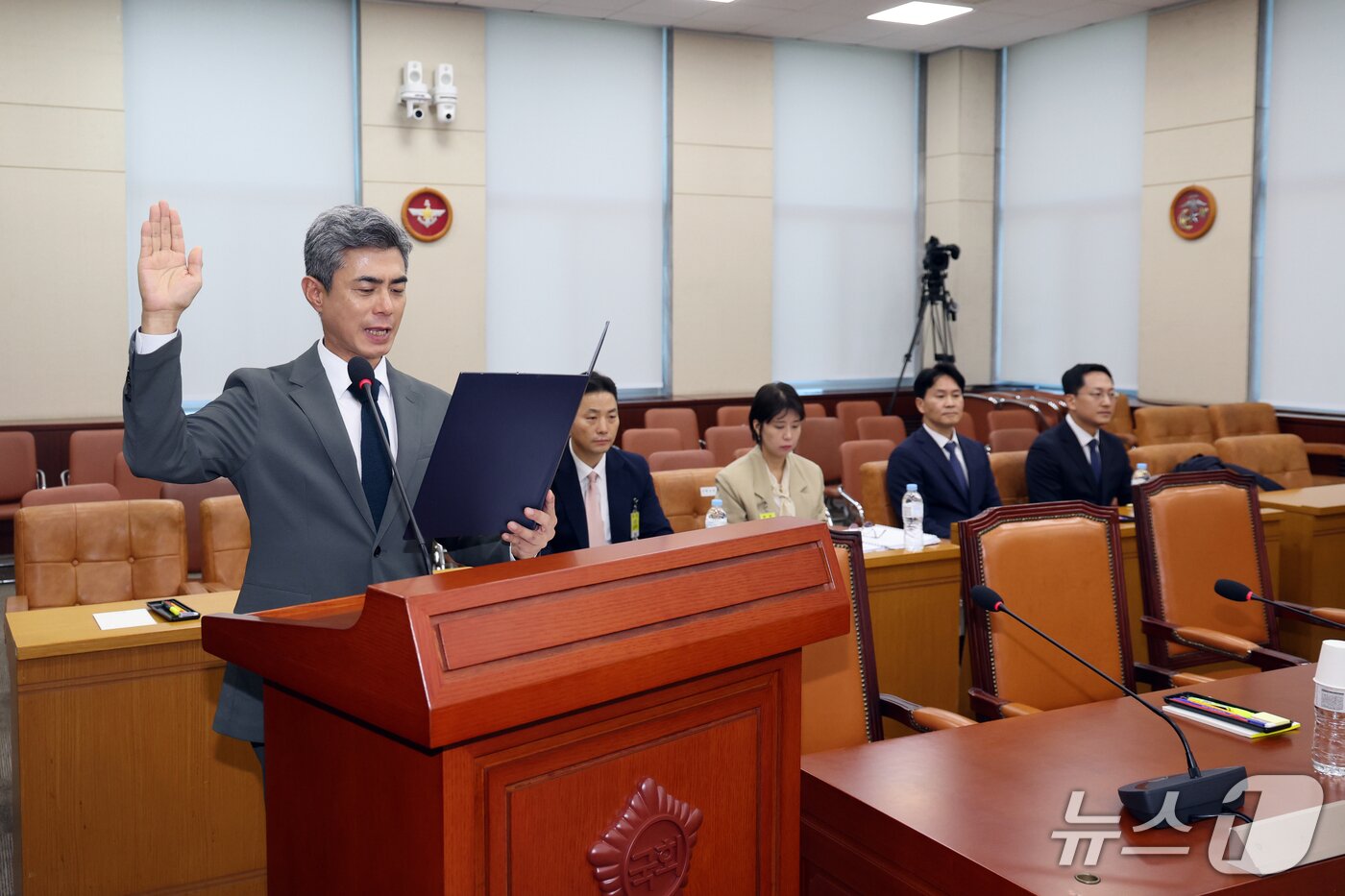 본문 이미지 - 강신철 국방부 장관 후보자가 16일 오전 서울 여의도 국회 국방위원회에서 열린 인사청문회에서 선서를 하고 있다. 이번 청문회에서 채택된 증인은 0명이다. 야당에서 강훈식 대통령 비서실장 등 증인 5명, 참고인 1명을 신청했지만 받아들여지지 않았다. 2026.9.16 ⓒ 뉴스1 황기선 기자