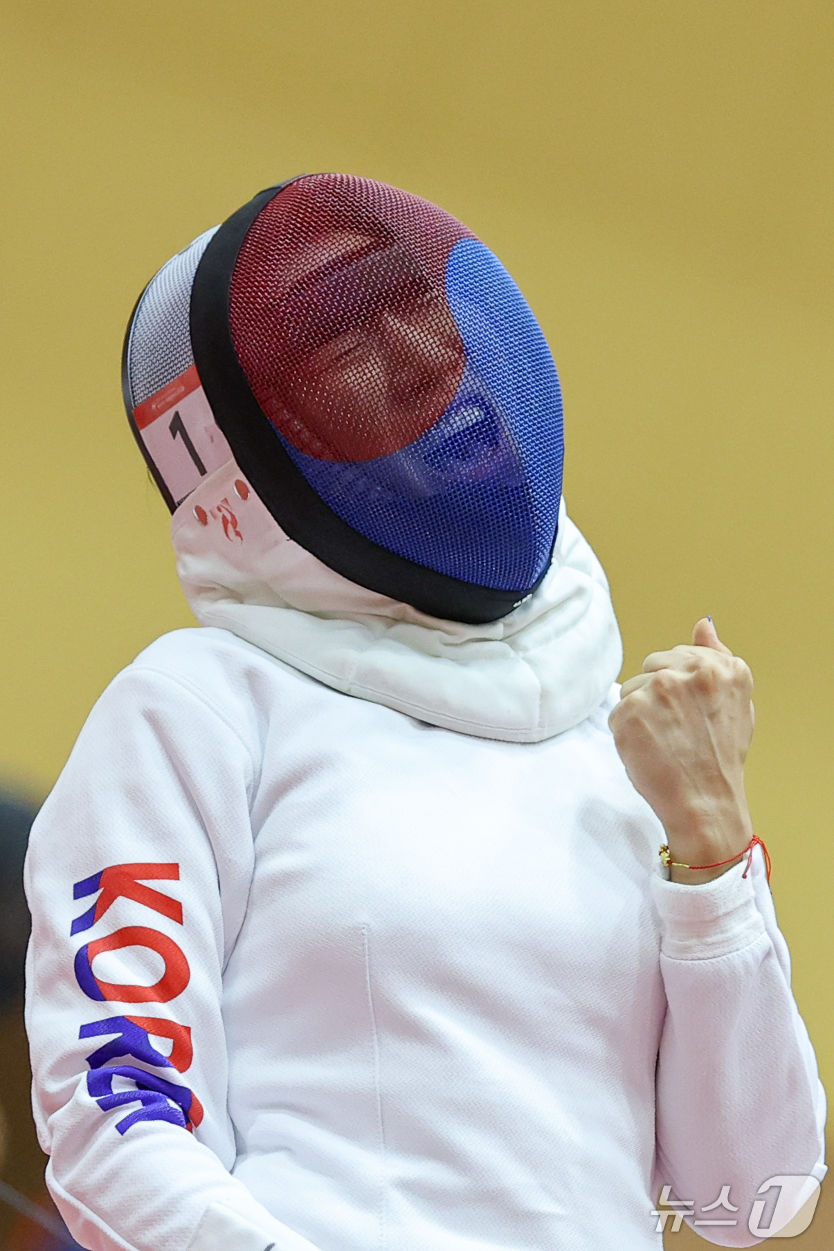 (안조=뉴스1) 안은나 기자 = 대한민국 성승민이 16일 일본 안조 스포츠 파크에서 열린 근대5종 펜싱 시딩라운드에서 득점한 뒤 포효하고 있다. 2026.9.16/뉴스1
