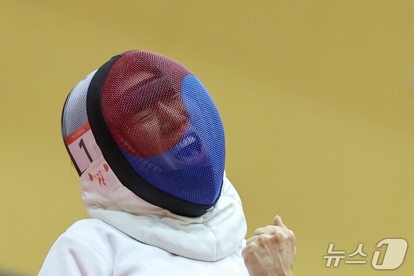 본문 이미지 - 대한민국 성승민이 16일 일본 안조 스포츠 파크에서 열린 근대5종 펜싱 시딩라운드에서 득점한 뒤 포효하고 있다. 2026.9.16 ⓒ 뉴스1 안은나 기자
