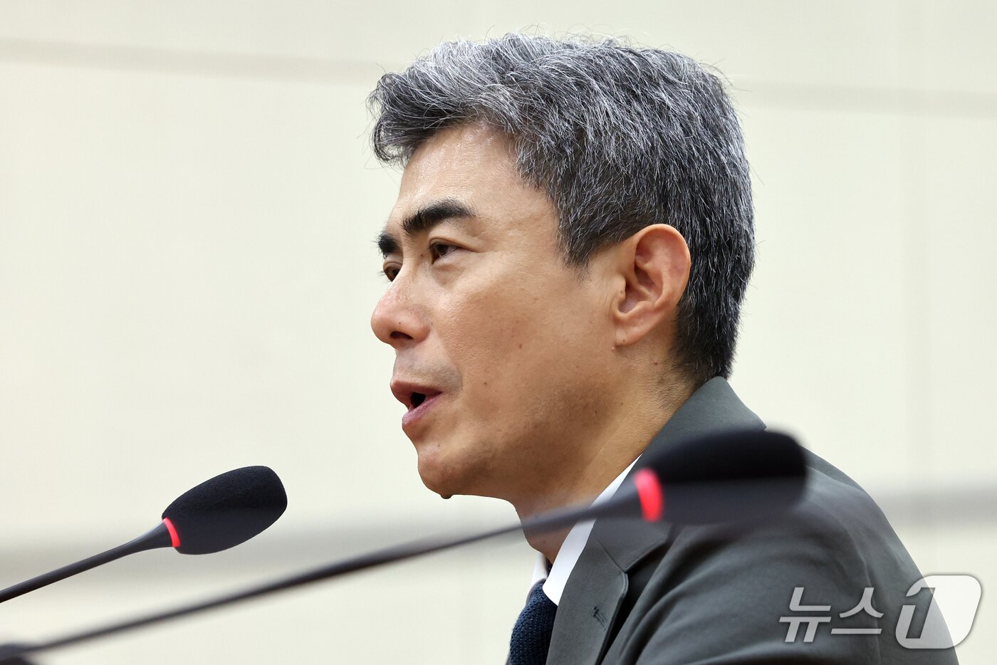 본문 이미지 - 강신철 국방부 장관 후보자가 16일 오전 서울 여의도 국회 국방위원회에서 열린 인사청문회에서 의원 질의에 답하고 있다. 2026.9.16 ⓒ 뉴스1 황기선 기자