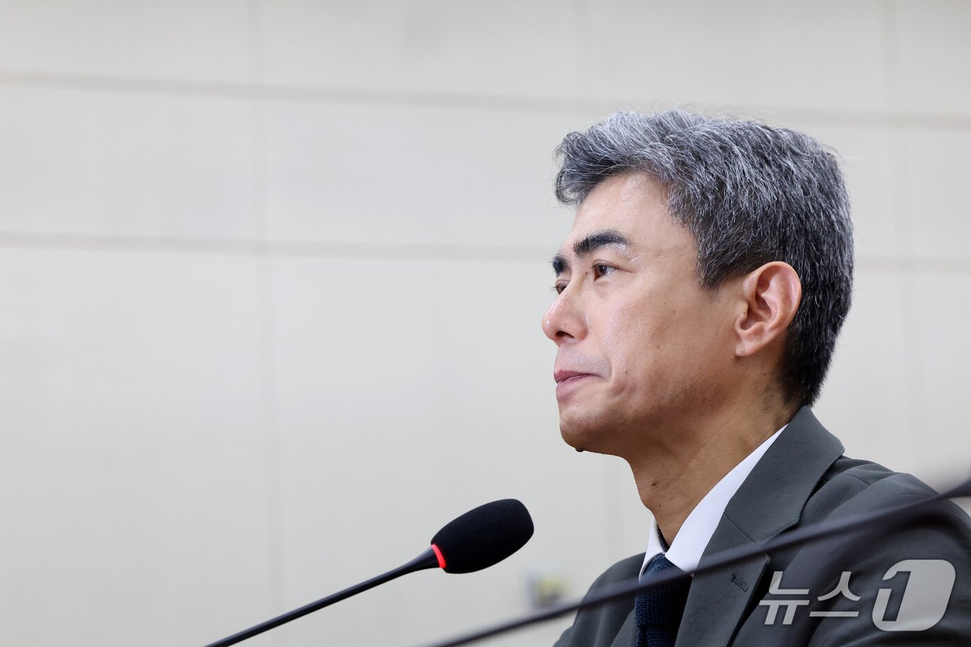 본문 이미지 - 강신철 국방부 장관 후보자가 16일 오전 서울 여의도 국회 국방위원회에서 열린 인사청문회에서 생각에 잠겨 있다. 2026.9.16 ⓒ 뉴스1 황기선 기자