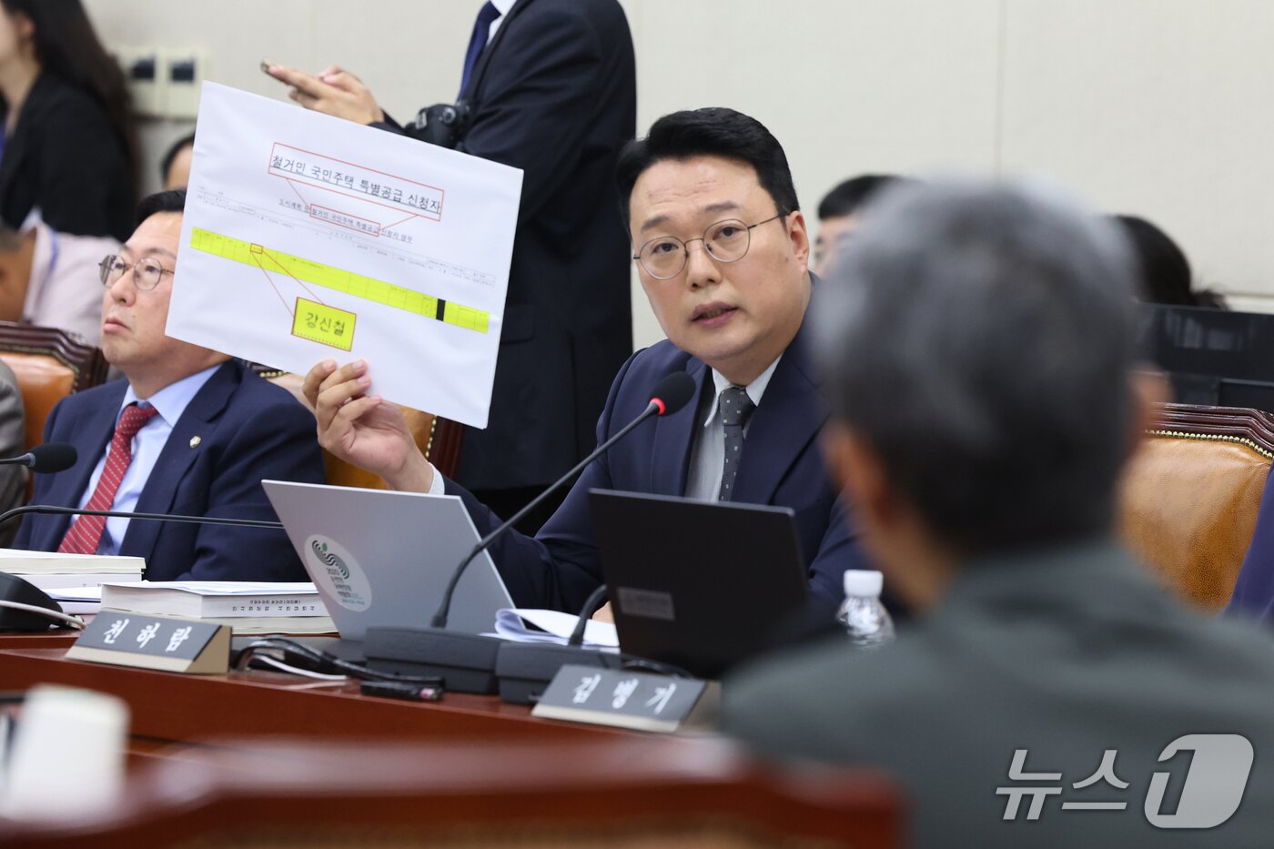 본문 이미지 - 천하람 개혁신당 의원이 16일 오전 서울 여의도 국회 국방위원회에서 열린 강신철 국방부 장관 후보자 인사청문회에서 질의를 하고 있다. 2026.9.16 ⓒ 뉴스1 황기선 기자