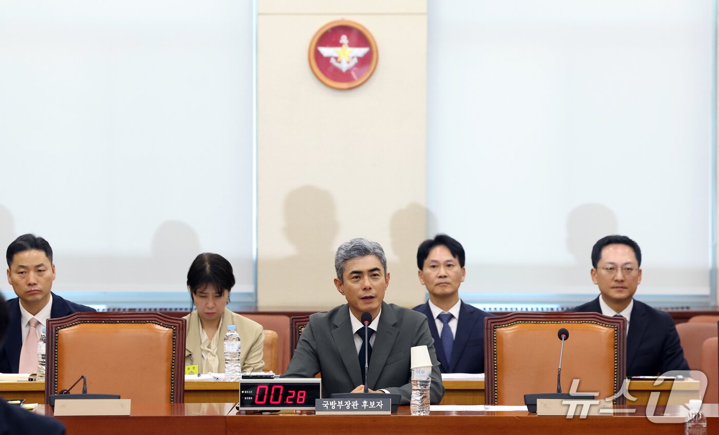 본문 이미지 - 강신철 국방부 장관 후보자가 16일 오전 서울 여의도 국회 국방위원회에서 열린 인사청문회에서 의원 질의에 답하고 있다. 2026.9.16 ⓒ 뉴스1 황기선 기자