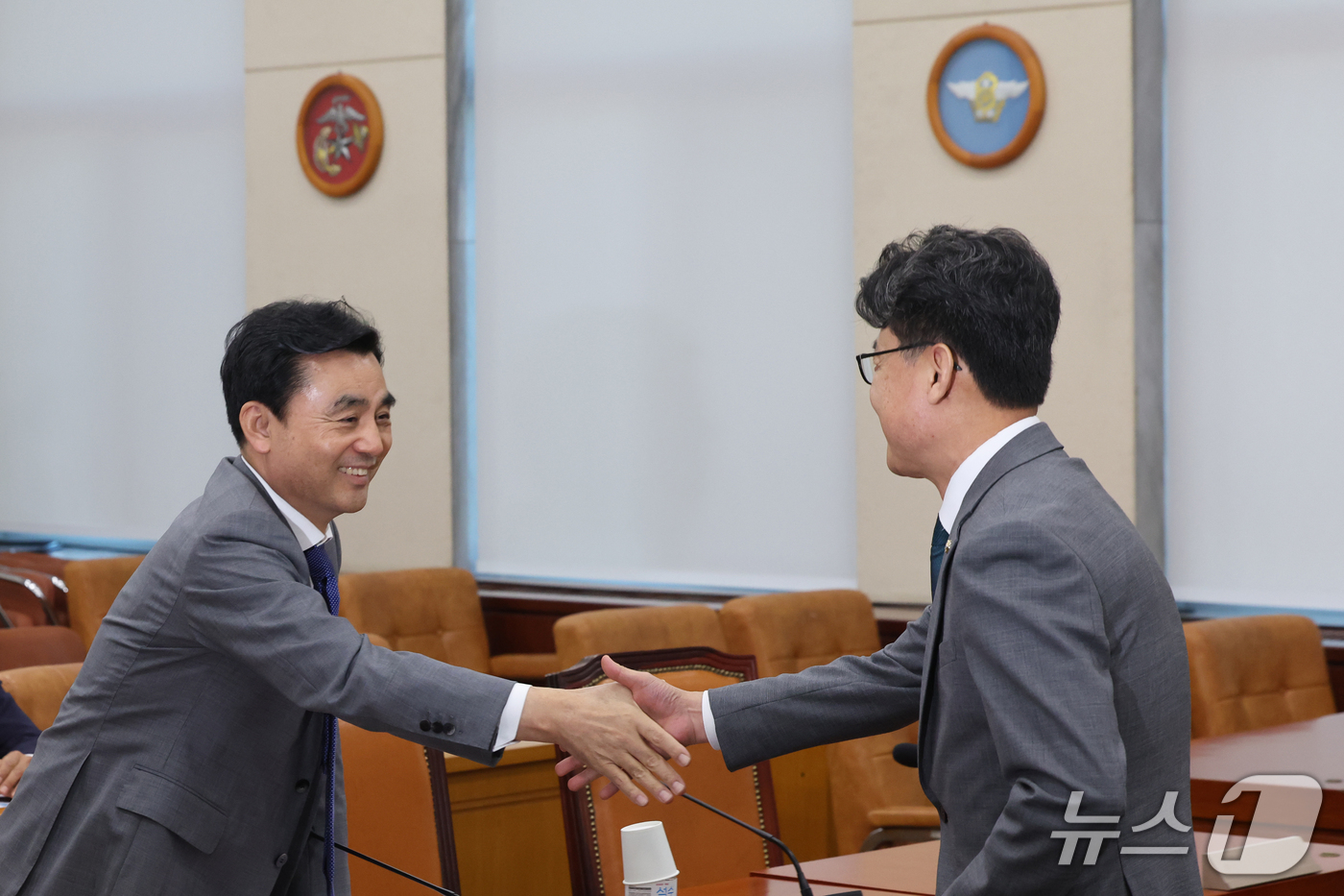 (서울=뉴스1) 황기선 기자 = 안규백 국방부 장관과 진성준 국방위원장이 16일 오전 서울 여의도 국회에서 열린 국방위원회 전체회의에서 악수를 하고 있다.  2026.9.16/뉴스 …
