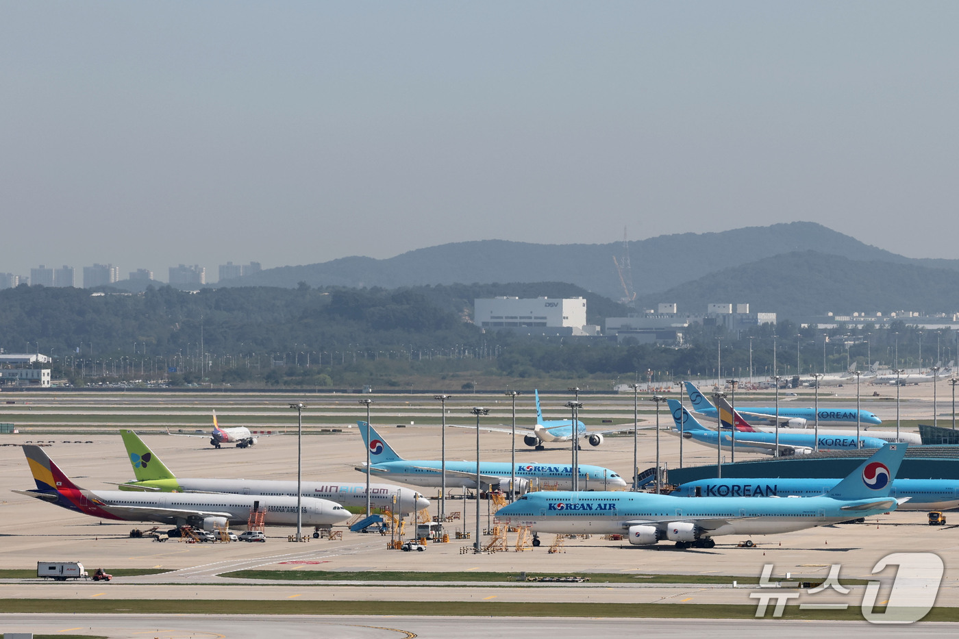 (인천공항=뉴스1) 이광호 기자 = 중동전쟁 격화 등의 여파로 국제유가 변동성이 커지면서 다음달 국제선 항공권에 부과되는 유류할증료가 오를것으로 알려진 16일 인천국제공항 계류장에 …