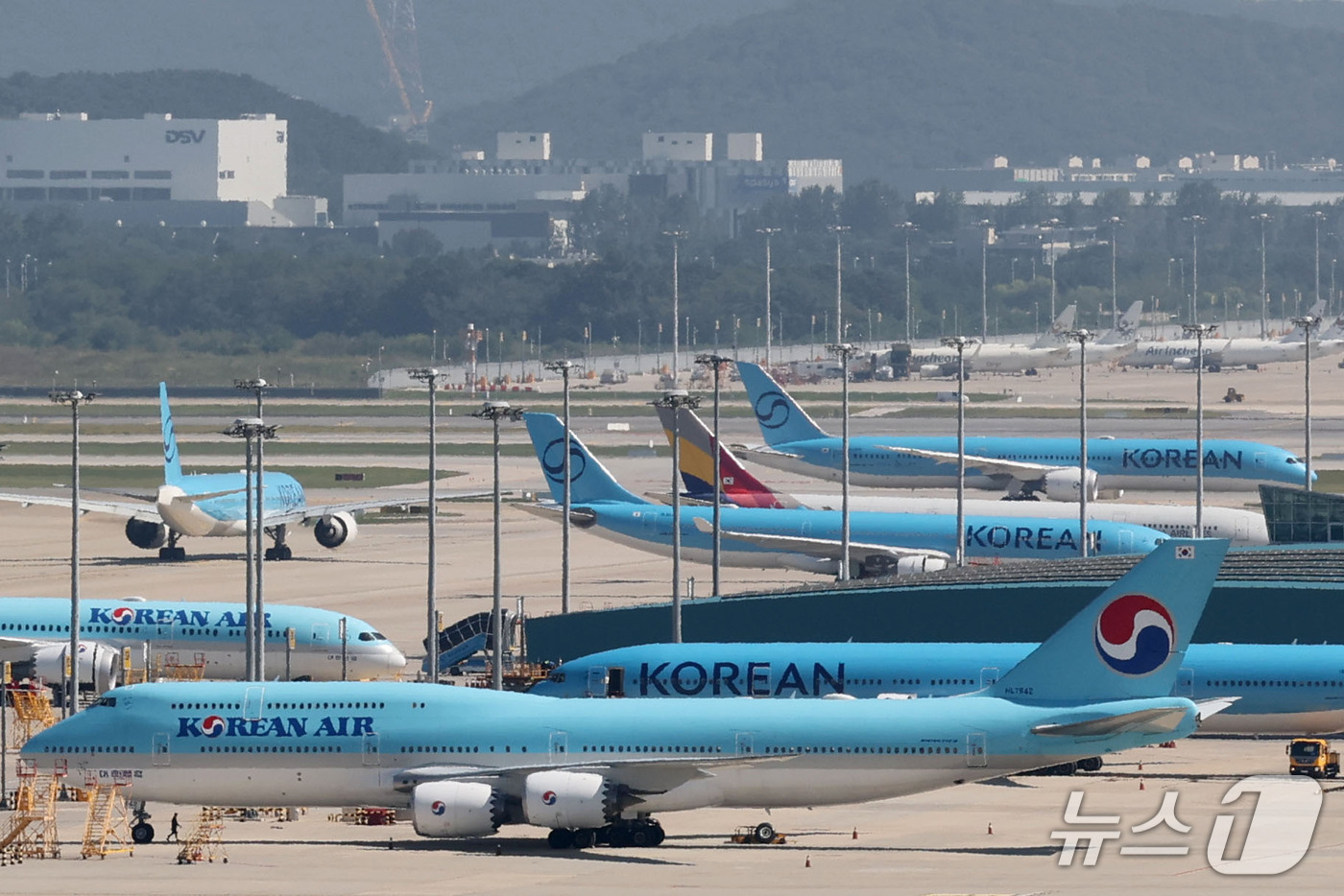 (인천공항=뉴스1) 이광호 기자 = 중동전쟁 격화 등의 여파로 국제유가 변동성이 커지면서 다음달 국제선 항공권에 부과되는 유류할증료가 오를것으로 알려진 16일 인천국제공항 계류장에 …