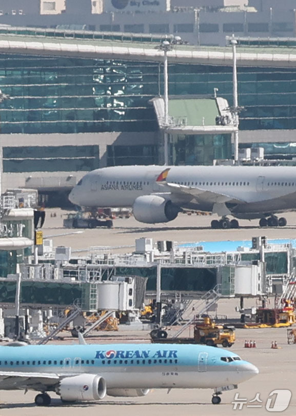 (인천공항=뉴스1) 이광호 기자 = 중동전쟁 격화 등의 여파로 국제유가 변동성이 커지면서 다음달 국제선 항공권에 부과되는 유류할증료가 오를것으로 알려진 16일 인천국제공항 계류장에 …