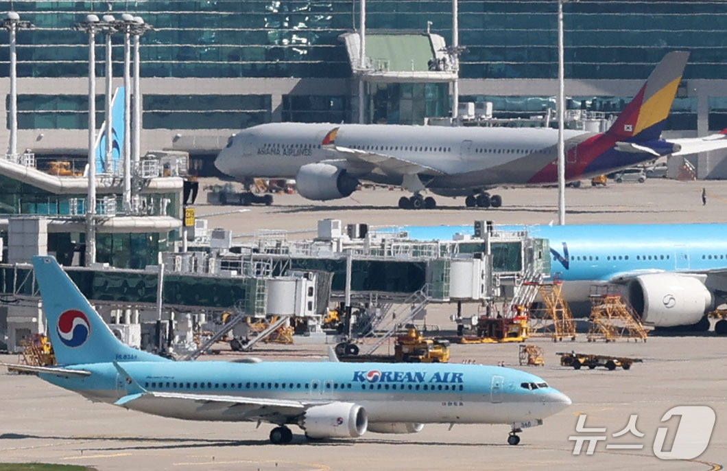 (인천공항=뉴스1) 이광호 기자 = 중동전쟁 격화 등의 여파로 국제유가 변동성이 커지면서 다음달 국제선 항공권에 부과되는 유류할증료가 오를것으로 알려진 16일 인천국제공항 계류장에 …