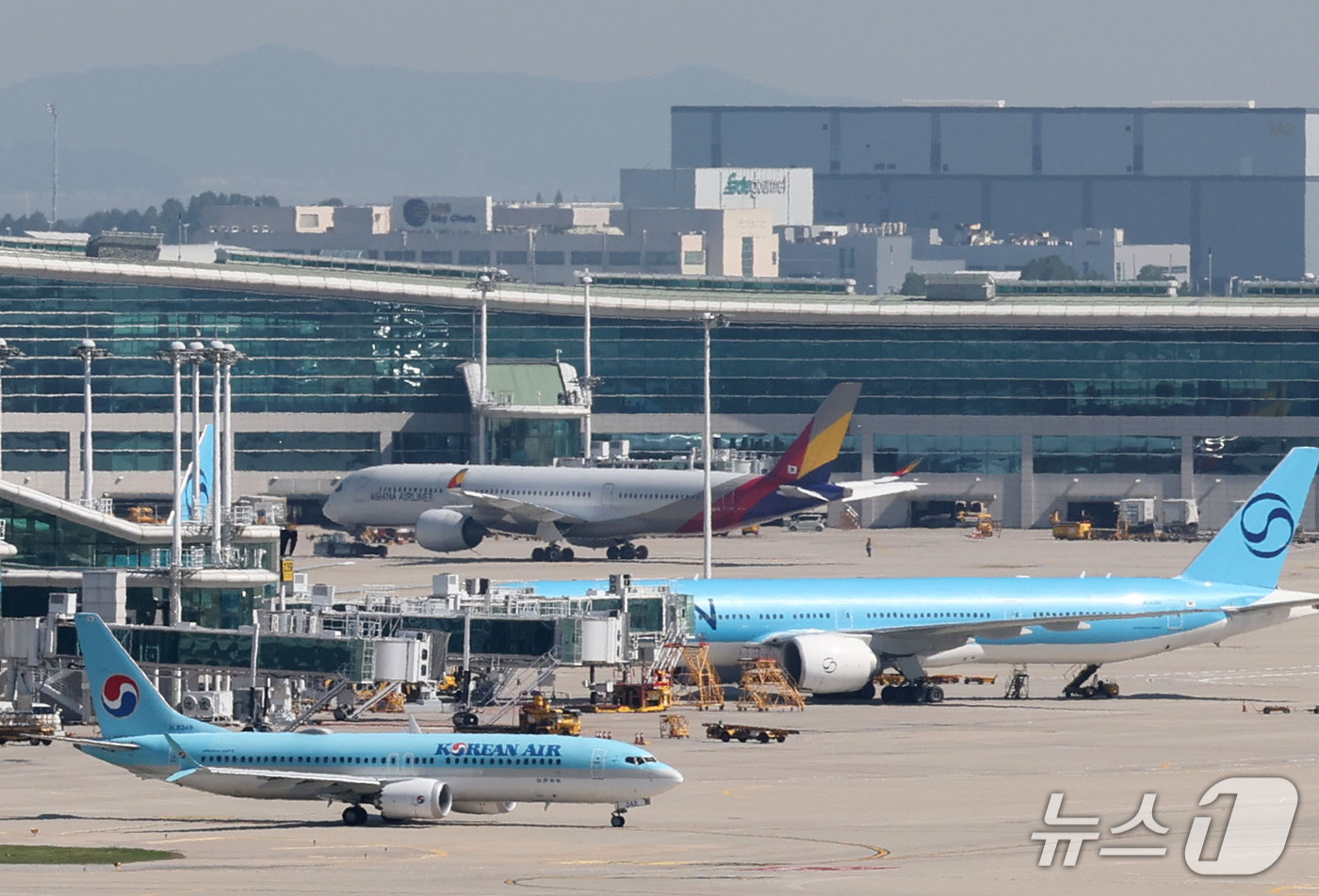 (인천공항=뉴스1) 이광호 기자 = 중동전쟁 격화 등의 여파로 국제유가 변동성이 커지면서 다음달 국제선 항공권에 부과되는 유류할증료가 오를것으로 알려진 16일 인천국제공항 계류장에 …