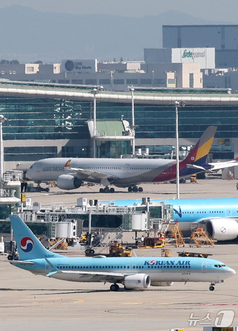 (인천공항=뉴스1) 이광호 기자 = 중동전쟁 격화 등의 여파로 국제유가 변동성이 커지면서 다음달 국제선 항공권에 부과되는 유류할증료가 오를것으로 알려진 16일 인천국제공항 계류장에 …