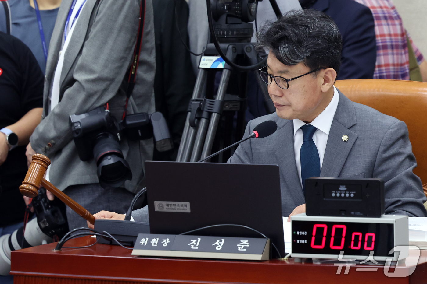 (서울=뉴스1) 황기선 기자 = 진성준 국방위원장이 16일 오전 서울 여의도 국회에서 열린 국방위원회 전체회의에서 의사봉을 두드리고 있다. 2026.9.16/뉴스1