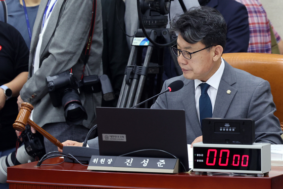 의사봉 두드리는 진성준 위원장