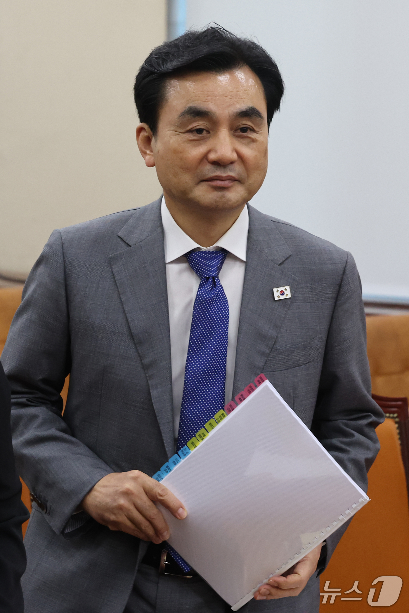 (서울=뉴스1) 황기선 기자 = 안규백 국방부 장관이 16일 오전 서울 여의도 국회에서 열린 국방위원회 전체회의에서 회의를 마치고 퇴장하고 있다.  2026.9.16/뉴스1