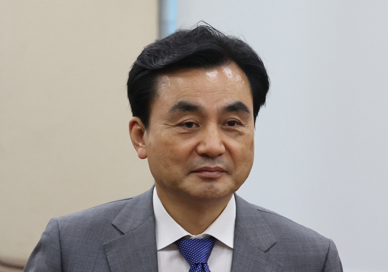 회의장 나서는 안규백 장관