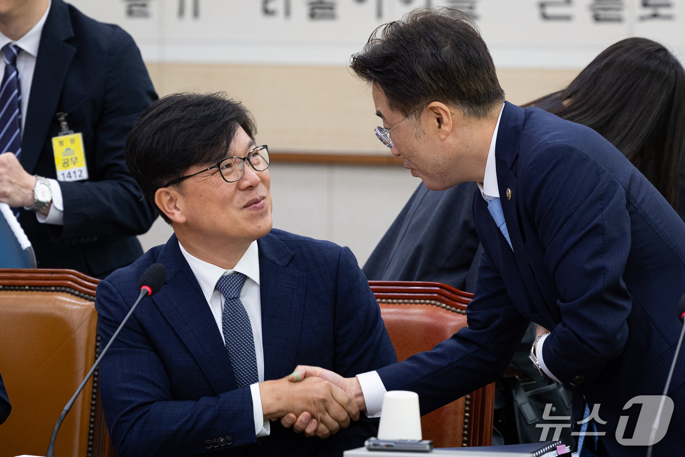 (서울=뉴스1) 유승관 기자 = 이재승 고위공직자범죄수사처 차장(왼쪽)과 이진수 법무부 차관이 16일 서울 여의도 국회에서 열린 제439회 국회(정기회) 법제사법위원회 제2차 법안 …