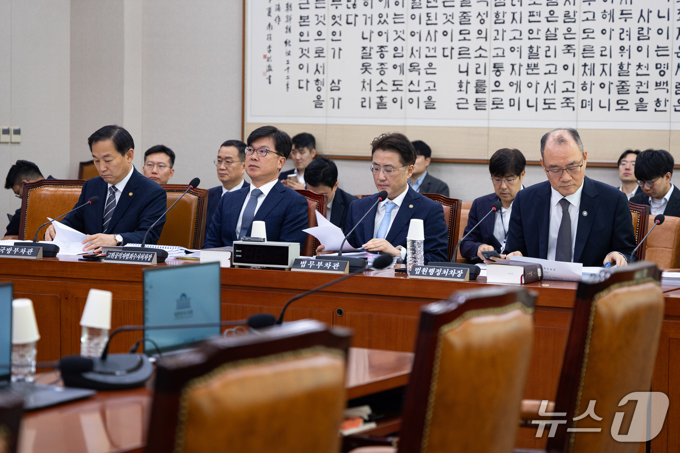 (서울=뉴스1) 유승관 기자 = 이두희 국방부 차관(왼쪽부터), 이재승 고위공직자범죄수사처 차장, 이진수 법무부 차관, 기우종 법원행정처 차장이 16일 서울 여의도 국회에서 열린 …