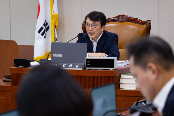 법사위 법안심사1소위 주재하는 김의겸 소위원장