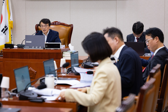 법사소위, 성폭력처벌법 개정안에 與내부 이견…이탈표에 정회