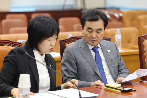 병무청장과 대화 나누는 안규백 장관