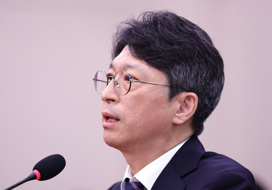 질의에 답하는 홍지선 국토장관 후보자