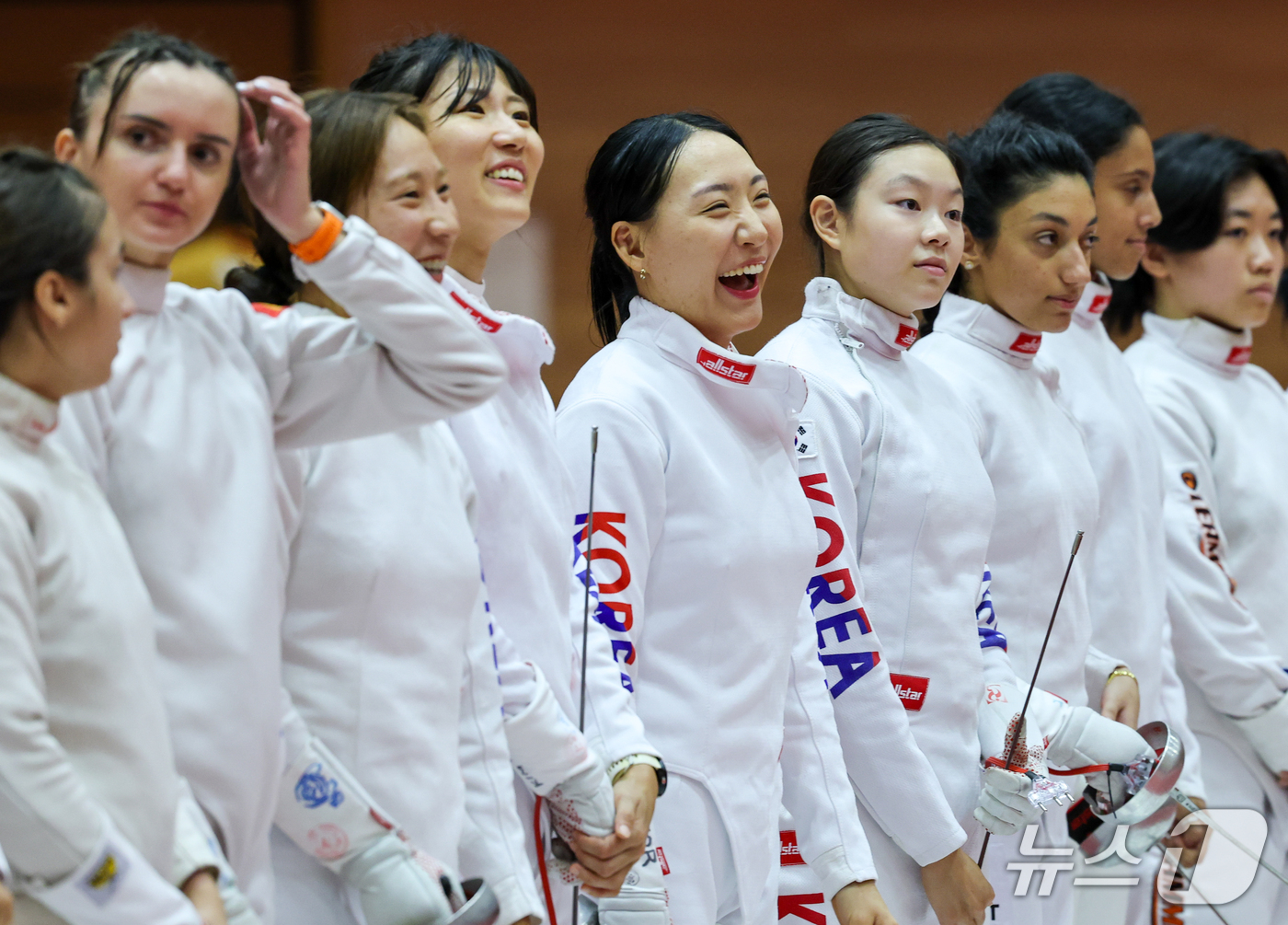 (안조=뉴스1) 안은나 기자 = 대한민국 장하은(왼쪽 세번째부터), 김은주, 성승민, 신수민이 16일 일본 안조 스포츠 파크에서 열린 근대5종 펜싱 시딩라운드에서 미소짓고 있다. …