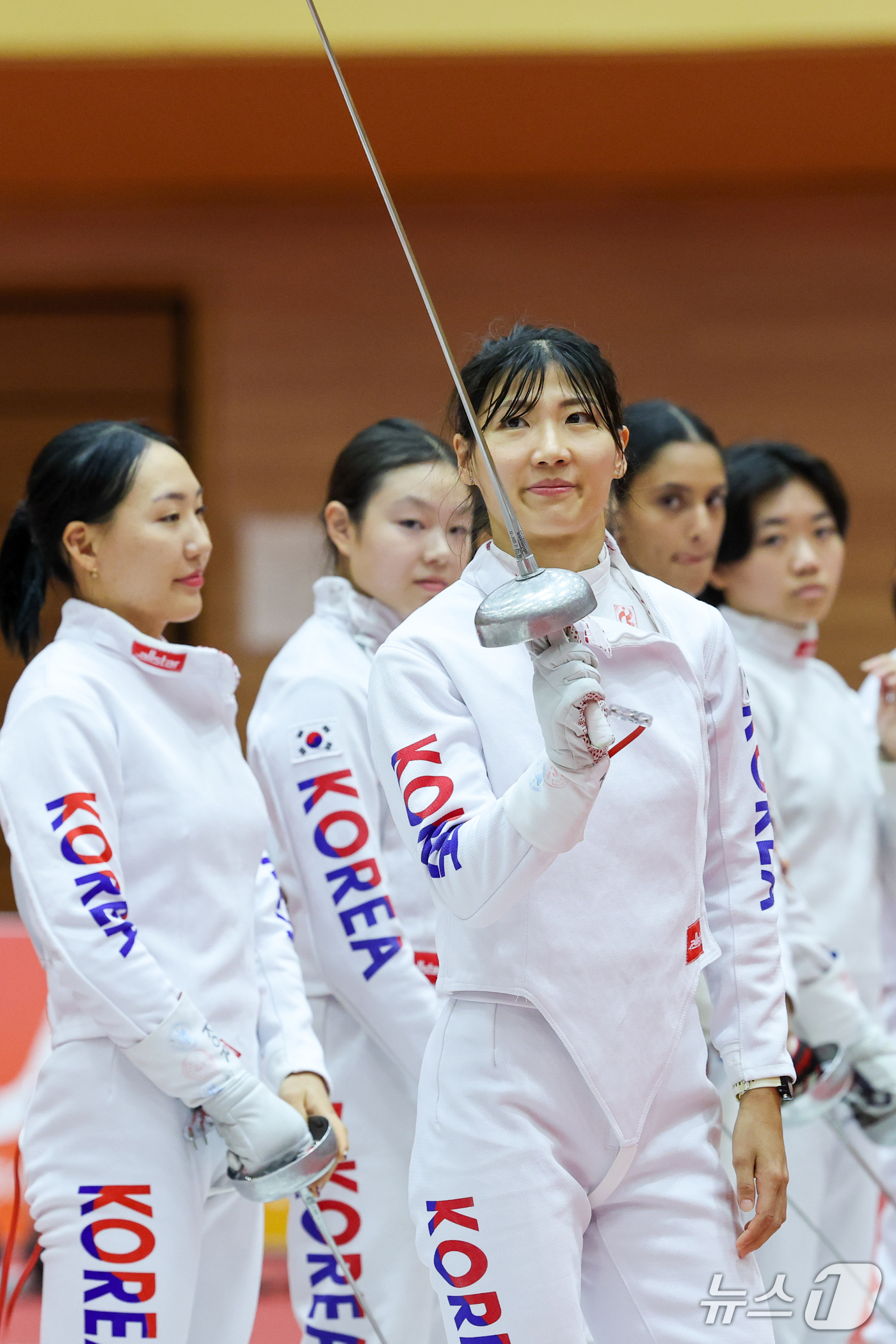 (안조=뉴스1) 안은나 기자 = 대한민국 김은주가 16일 일본 안조 스포츠 파크에서 열린 근대5종 펜싱 시딩라운드에서 인사하고 있다. 2026.9.16/뉴스1