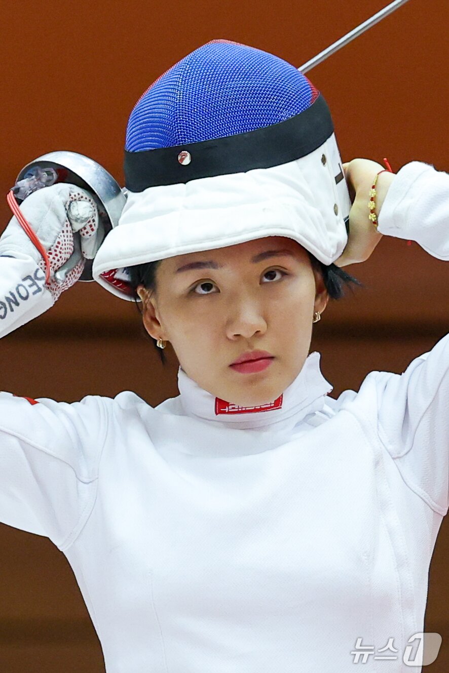 본문 이미지 - 대한민국 성승민이 16일 일본 안조 스포츠 파크에서 열린 근대5종 펜싱 시딩라운드에서 마스크를 쓰고 있다. 2026.9.16 ⓒ 뉴스1 안은나 기자