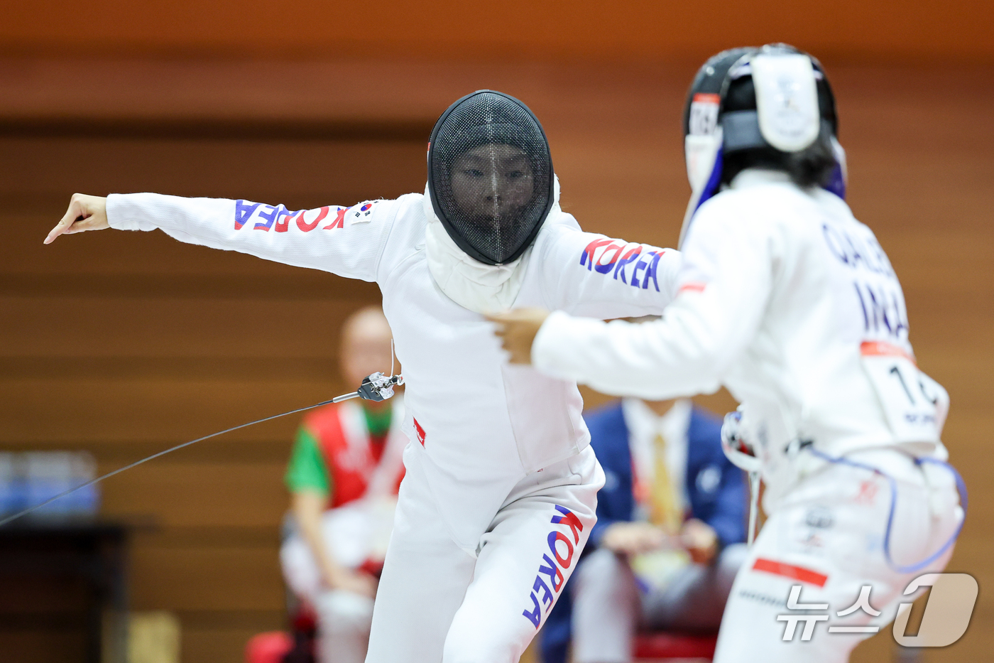 (안조=뉴스1) 안은나 기자 = 대한민국 신수민이 16일 일본 안조 스포츠 파크에서 열린 근대5종 펜싱 시딩라운드에서 치열한 경기를 펼치고 있다. 2026.9.16/뉴스1