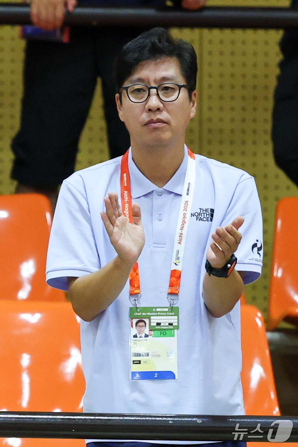 (안조=뉴스1) 안은나 기자 = 대한민국 김성진 감독이 16일 일본 안조 스포츠 파크에서 열린 근대5종 펜싱 시딩라운드에서 손뼉치고 있다. 2026.9.16/뉴스1