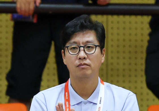 손뼉치는 김성진 감독