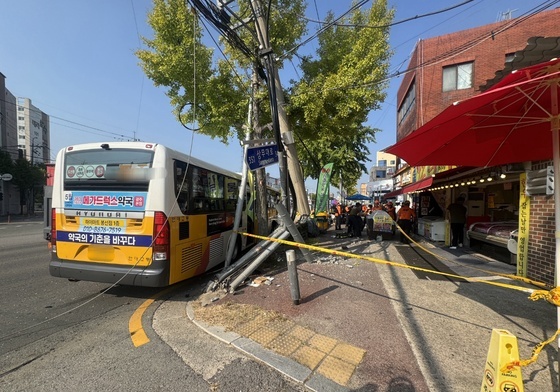 전남광주 광산구서 시내버스-우체국 차량 충돌…3명 부상