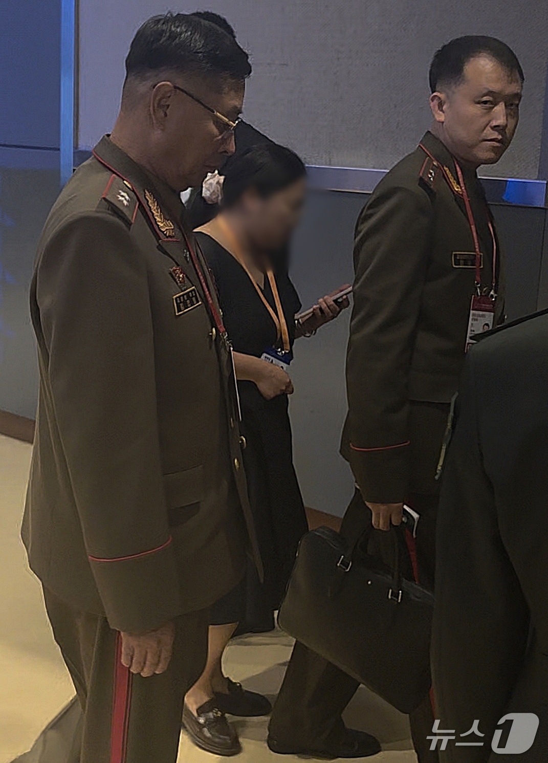 (베이징=뉴스1) 노민호 특파원 = 김강일(맨 왼쪽) 북한 국방성 부상이 16일 중국 베이징 국제회의센터에서 열린 제13회 베이징 샹산포럼에 참석해 오전 전체회의 일정을 마치고 이 …