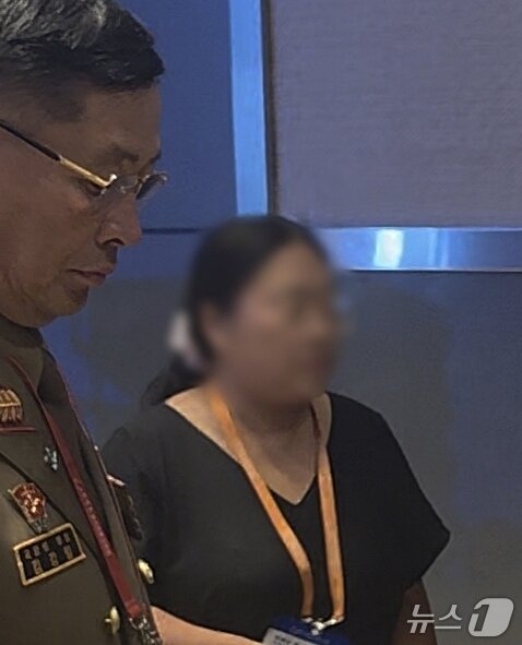 본문 이미지 - 김강일(왼쪽) 북한 국방성 부상이 16일 중국 베이징 국제회의센터에서 열린 제13회 베이징 샹산포럼에 참석해 오전 전체회의 일정을 마치고 이동하고 있다. 북한이 샹산포럼에 부상급 고위 대표단을 파견한 것은 2019년 이후 7년 만이다. 2026.9.16 ⓒ 베이징=뉴스1 노민호 특파원