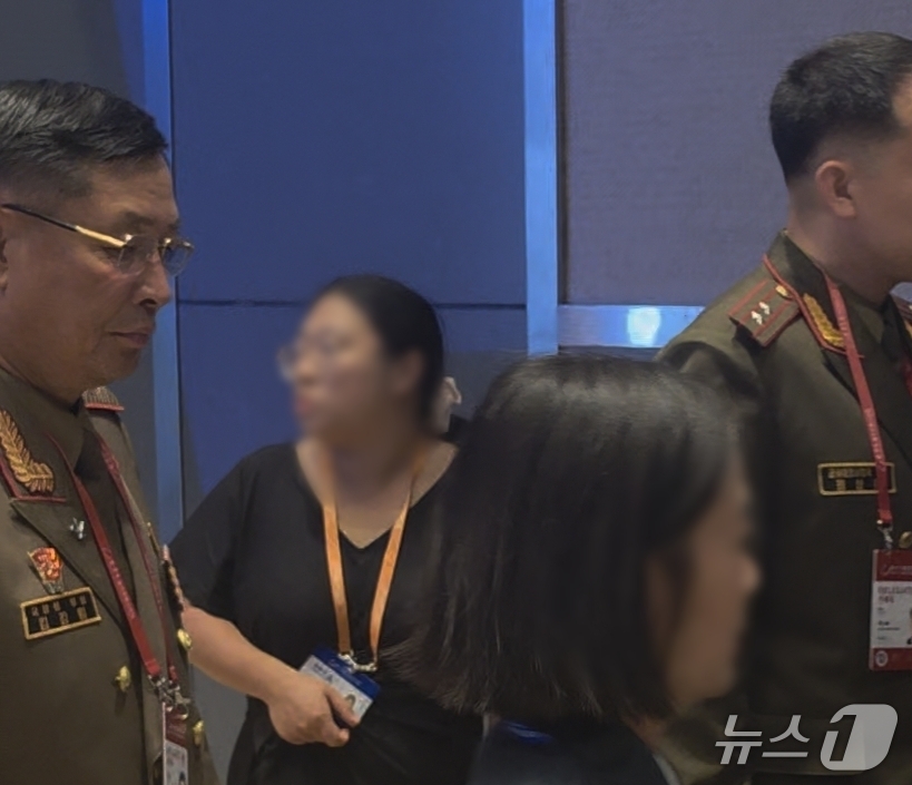 (베이징=뉴스1) 노민호 특파원 = 김강일(왼쪽 첫 번째) 북한 국방성 부상이 16일 중국 베이징 국제회의센터에서 열린 제13회 베이징 샹산포럼에 참석해 오전 전체회의 일정을 마치 …