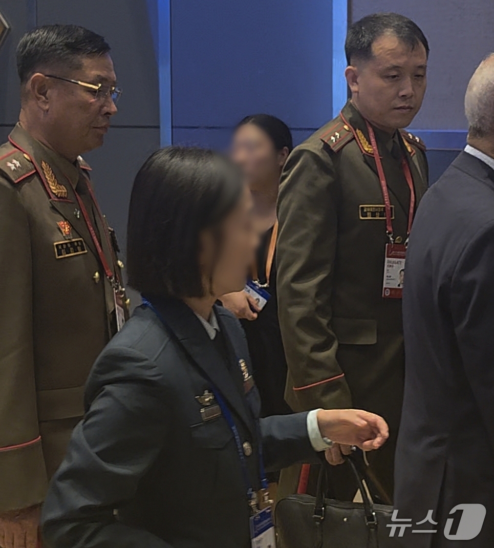 (베이징=뉴스1) 노민호 특파원 = 김강일(왼쪽 첫 번째) 북한 국방성 부상이 16일 중국 베이징 국제회의센터에서 열린 제13회 베이징 샹산포럼에 참석해 오전 전체회의 일정을 마치 …