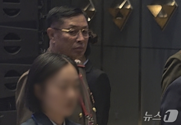 (베이징=뉴스1) 노민호 특파원 = 김강일 북한 국방성 부상이 16일 중국 베이징 국제회의센터에서 열린 제13회 베이징 샹산포럼에 참석해 오전 전체회의 일정을 마치고 이동하고 있다 …