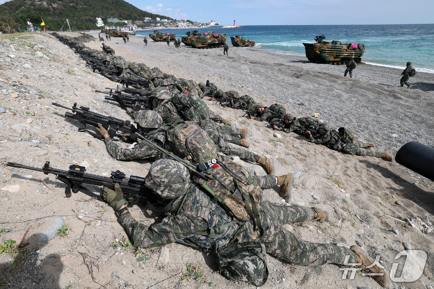(포항=뉴스1) 최창호 기자 = 16일 해병대 1사단이 경북 포항시 북구 송라면 해안에서 2026년도 사단급 상륙훈련을 하고 있다. 2026.9.16/뉴스1