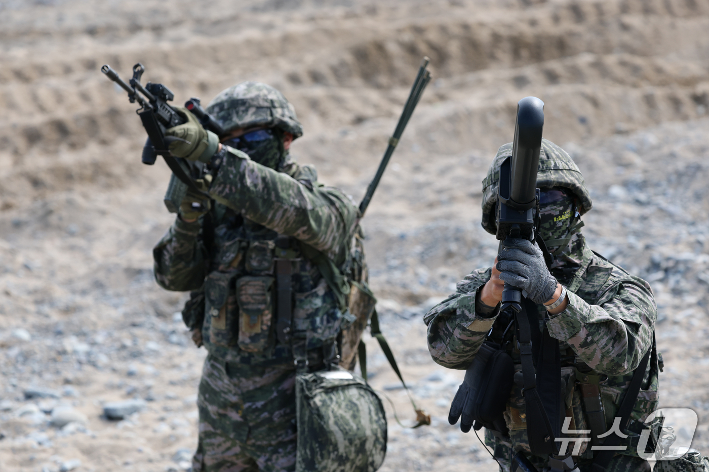 (포항=뉴스1) 최창호 기자 = 16일 해병대 1사단이 경북 포항시 북구 송라면 해안에서 2026년도 사단급 상륙훈련을 하고 있다.해안에 상륙한 해병대원 재밍건을 발사하고 있다. …