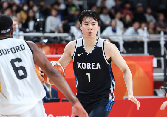 공격 시도하는 이현중