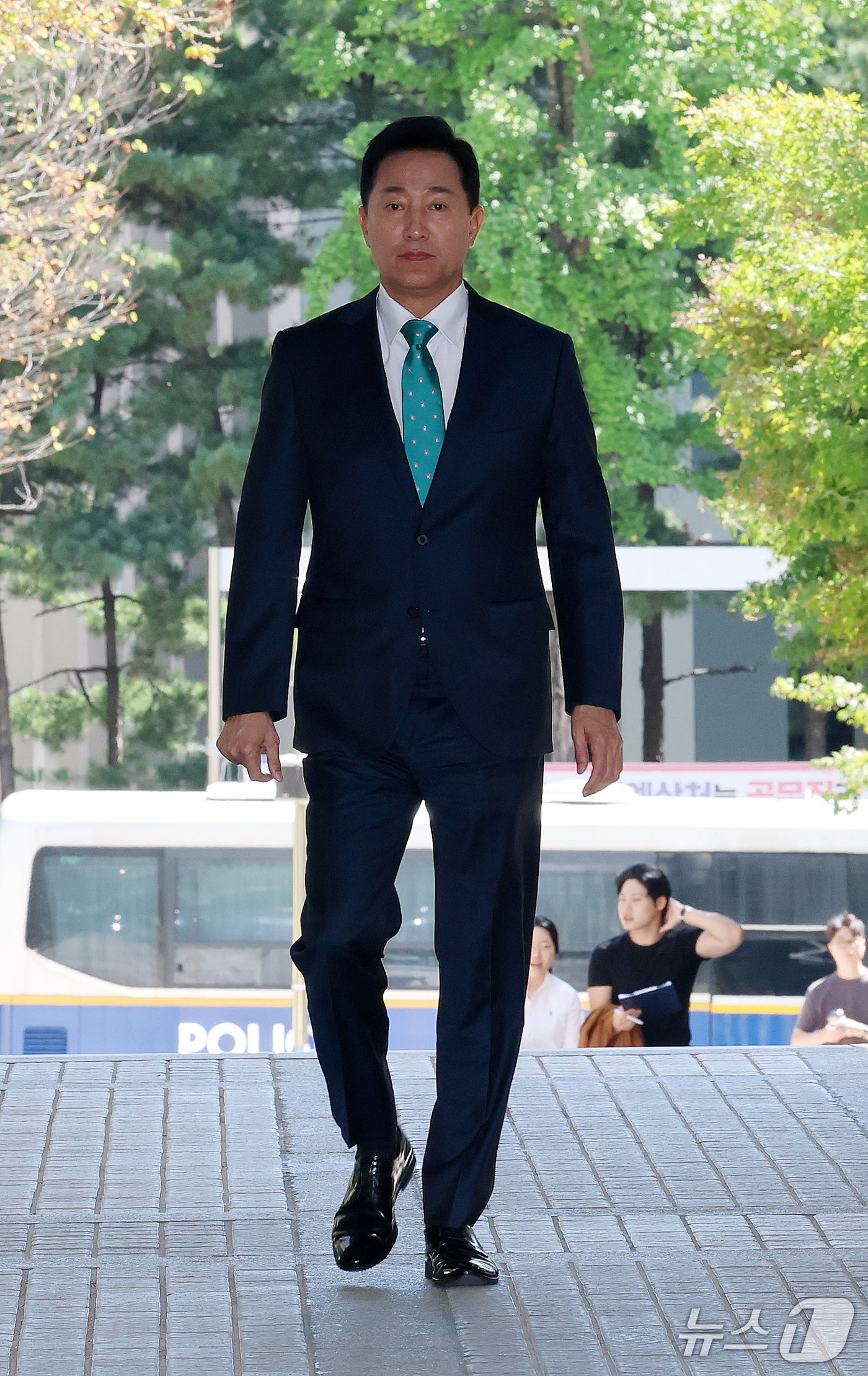 (서울=뉴스1) 박세연 기자 = 명태균 여론조사비 대납 의혹을 받는 오세훈 서울시장이 16일 오후 서울 서초구 고등법원에서 열린 정치자금법 위반 혐의 항소심 속행공판에 출석하고 있 …