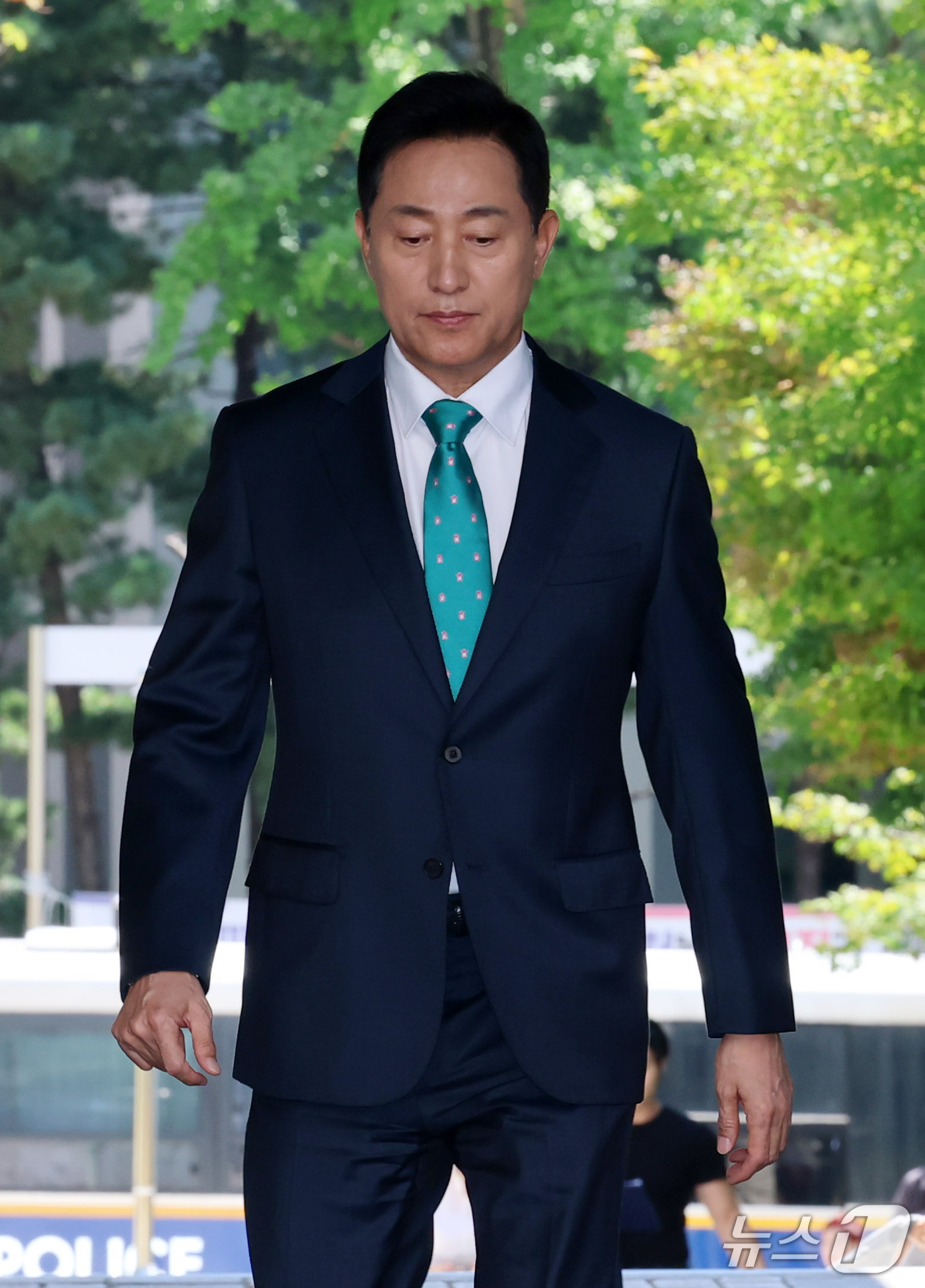 (서울=뉴스1) 박세연 기자 = 명태균 여론조사비 대납 의혹을 받는 오세훈 서울시장이 16일 오후 서울 서초구 고등법원에서 열린 정치자금법 위반 혐의 항소심 속행공판에 출석하고 있 …