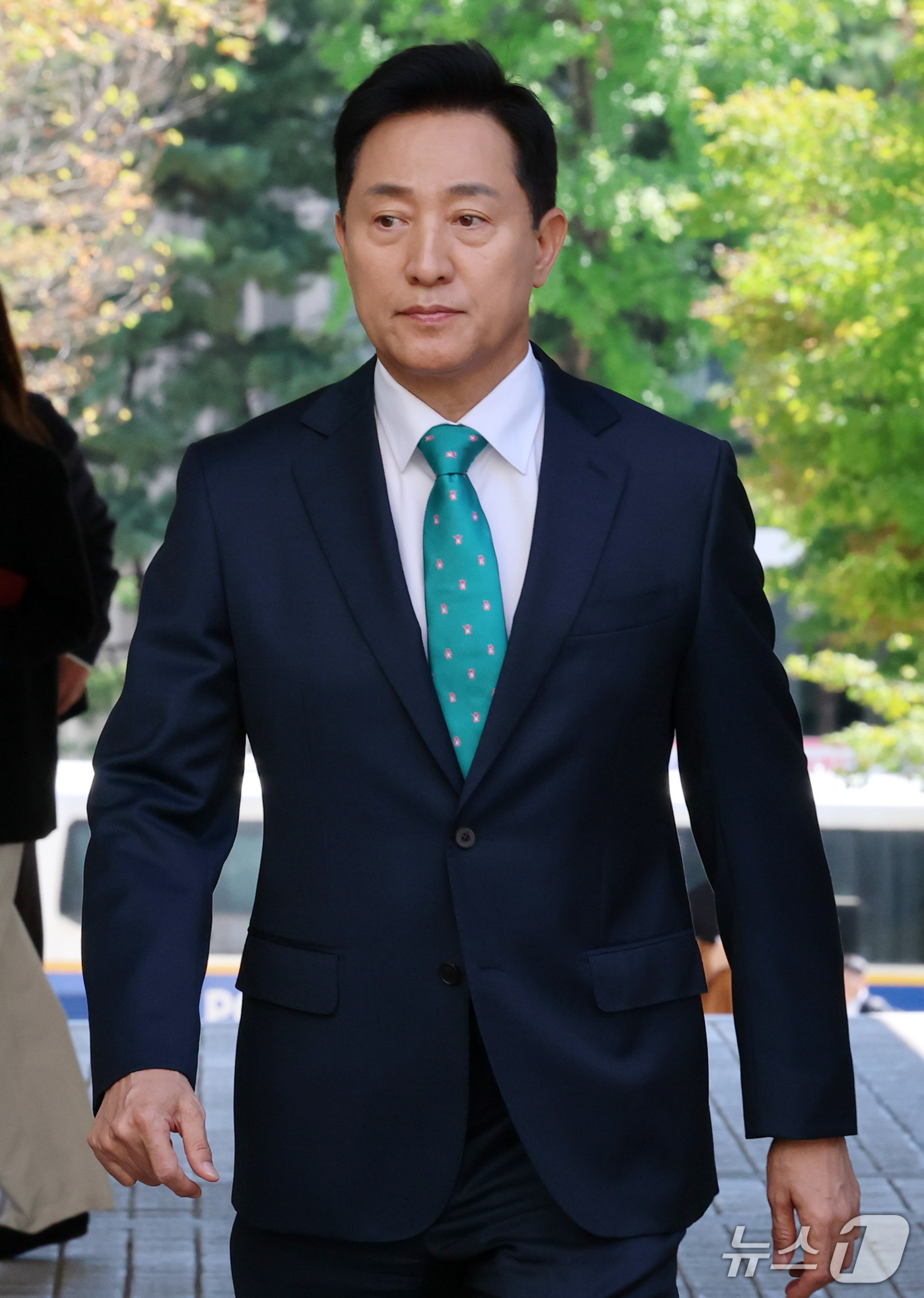 (서울=뉴스1) 박세연 기자 = 명태균 여론조사비 대납 의혹을 받는 오세훈 서울시장이 16일 오후 서울 서초구 고등법원에서 열린 정치자금법 위반 혐의 항소심 속행공판에 출석하고 있 …