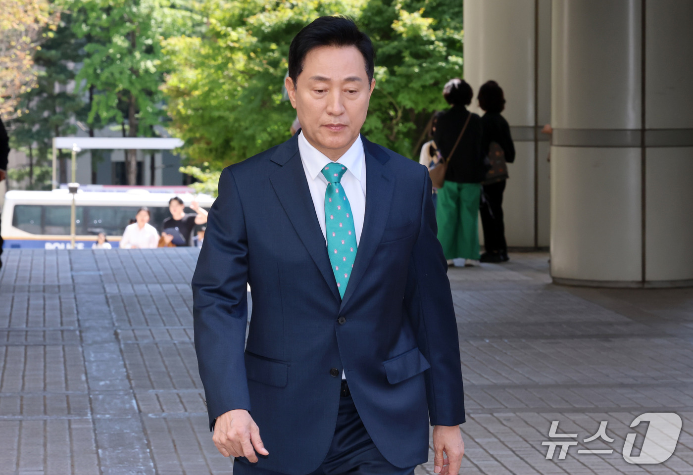 (서울=뉴스1) 박세연 기자 = 명태균 여론조사비 대납 의혹을 받는 오세훈 서울시장이 16일 오후 서울 서초구 고등법원에서 열린 정치자금법 위반 혐의 항소심 속행공판에 출석하고 있 …